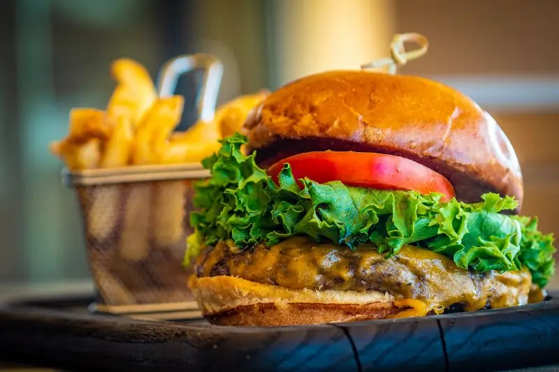 Burger mit Pommes
